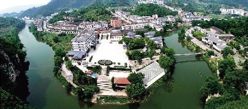 加快培育特色小鎮(zhèn)，著力搭建發(fā)展平臺